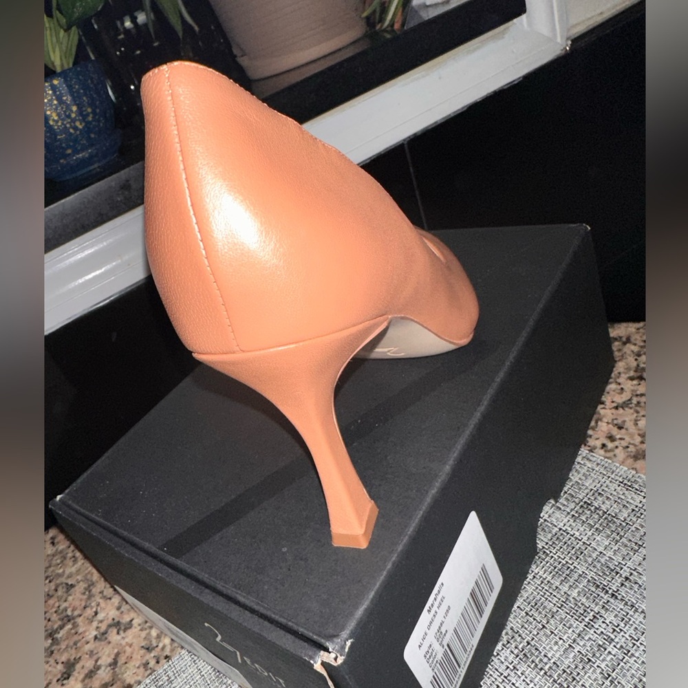 Alice Pointed Toe Pump - Picture 12 of 12
